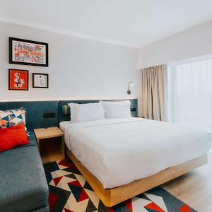 Zimmer mit Kingsize-Bett